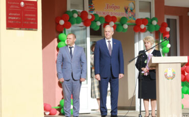 Снимок имеет иллюстративный характер. Глава администрации Александра Лукашенко Игорь Сергеенко на линейке в школе в Овсенке. Горецкий район, Беларусь. 1 сентября 2023 года. Фото: Андрей Сазонов / Sb.by