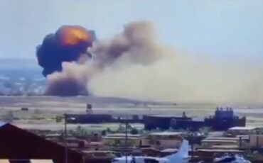 Скриншот видео Источник: https://reform.by/pojavilos-video-krushenija-samoleta-v-mali