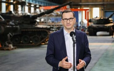 Матеуш Моравецкий на заводе бронетехники в Гливице 29 июля 2023 года. Фото: twitter.com/PremierRP