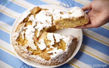 Яблочная шарлотка