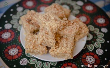 Пирог с яблоками и творогом