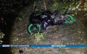 В ДТПв Пинске пострадали пешеход, которая шла по краю проезжей части дороги, и наехавший на неё схзади мотоциклист мотоциклист, наехвавши