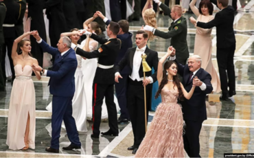 Александр Лукашенко танцует с победительницей конкурса «Мисс Беларусь-2018» Марией Василевич, которая в следующем году стала депутатом. Минск, 28 декабря 2018 г.