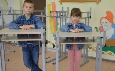 Специальные парты для занятий стоя / гимназия №1 Новополоцка