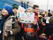 Дети с оккупированных территорий Украины на железнодорожном вокзале в Минске. 3 апреля 2023 года. Фото: talai_fond / Instagram