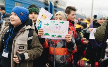 Дети с оккупированных территорий Украины на железнодорожном вокзале в Минске. 3 апреля 2023 года. Фото: talai_fond / Instagram