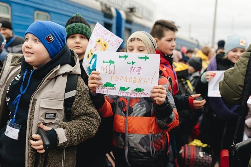 Дети с оккупированных территорий Украины на железнодорожном вокзале в Минске. 3 апреля 2023 года. Фото: talai_fond / Instagram