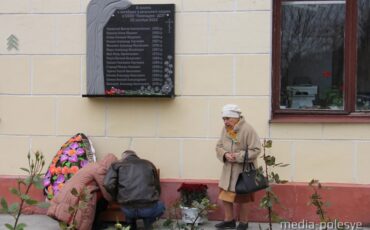 Каждый год 25 октября к мемориальной доске приходят родные и близкие тех, чьи имена здесь отчеканены