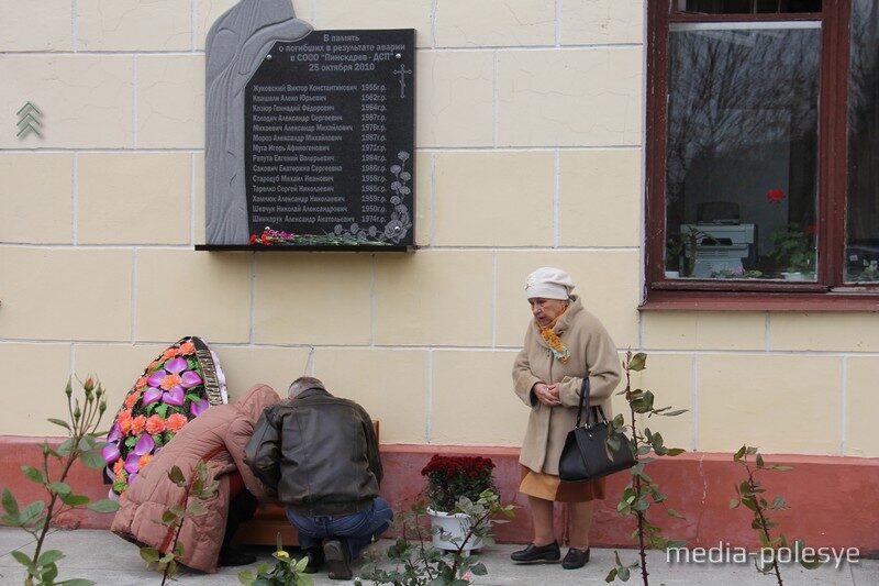 Каждый год 25 октября к мемориальной доске приходят родные и близкие тех, чьи имена здесь отчеканены