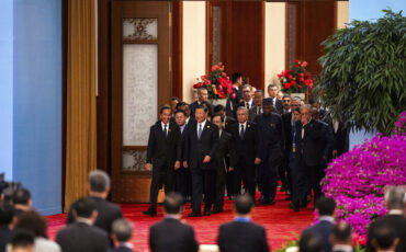 Участники третьего форума «Пояс и путь», Пекин, 18 октября 2023 года. Впереди идет глава Китая Си Цзиньпин, слева от него — президент Индонезии Джоко Видодо, справа — президенты Узбекистана и Казахстана. Фото: AP Photo / Louise Delmottе