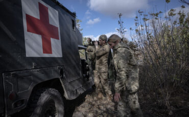 Снимок иллюстративного характера. Военные медики возвращаются на свои позиции после сопровождения раненого украинского солдата в госпиталь в Авдеевке, Донецкая область, Украина. 24 октября 2023 года. Фото: Ozge Elif Kizil / Anadolu Press / Abaca Press / Forum