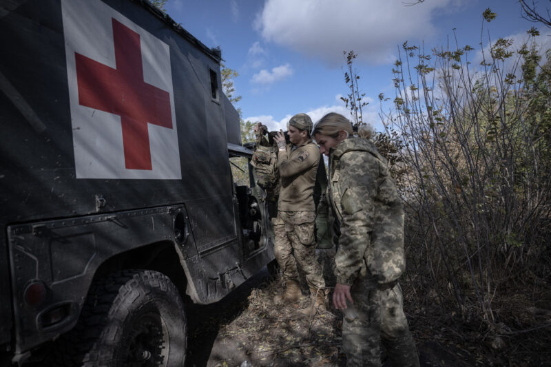 Снимок иллюстративного характера. Военные медики возвращаются на свои позиции после сопровождения раненого украинского солдата в госпиталь в Авдеевке, Донецкая область, Украина. 24 октября 2023 года. Фото: Ozge Elif Kizil / Anadolu Press / Abaca Press / Forum