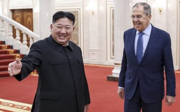 Ким Чен Ын и Сергей Лавров. Фото: Russian Foreign Ministry Press Service telegram channel via AP