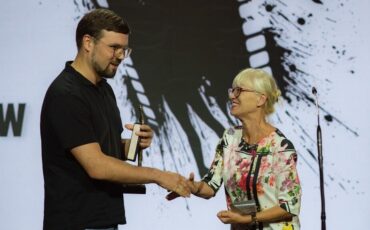 Аляксандр Міхалковіч атрымлівае ўзнагароду ад старшыні журы Ганны Ферэнс. Фота: facebook.com/festiwal.filmowy.nnw.