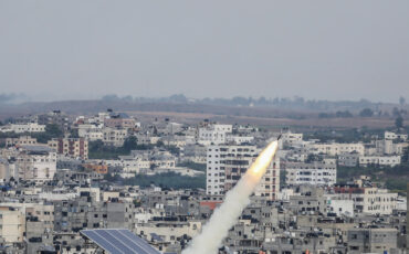 Запуск ракеты з тэрыторыі сектара Газа па Ізраілю. 7 кастрычніка 2023 года. Фота: Ahmed Zakot / Zuma Press / Forum