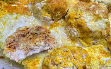 Котлетки с морковью и сыром в сливочной подливке