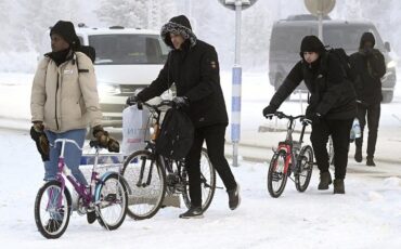 Мигранты с велосипедами идут к пограничному переходу между Финляндией и Россией в Салла, Лапландия, Финляндия, 21 ноября 2023 года. Фото: Reuters