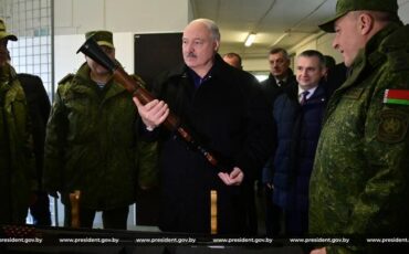 Александр Лукашенко держит в руках ручной гранатомет во время посещения 1868-й артиллерийской базы вооружения. 17 ноября 2023 года. Фото: president.gov.by