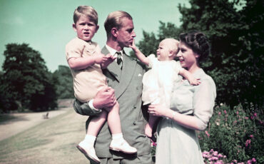 Королева Елизавета II и принц Филипп с детьми
