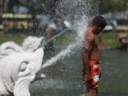 От жары, которая, как ожидается, продлится как минимум до пятницы, пострадали более 100 млн человек. Фото: Reuters