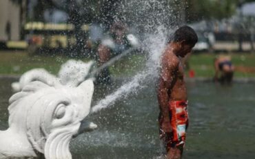 От жары, которая, как ожидается, продлится как минимум до пятницы, пострадали более 100 млн человек. Фото: Reuters