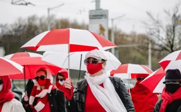 Ранее в Минске женщины проводили уличные акции с БЧБ-зонтами / svaboda.org