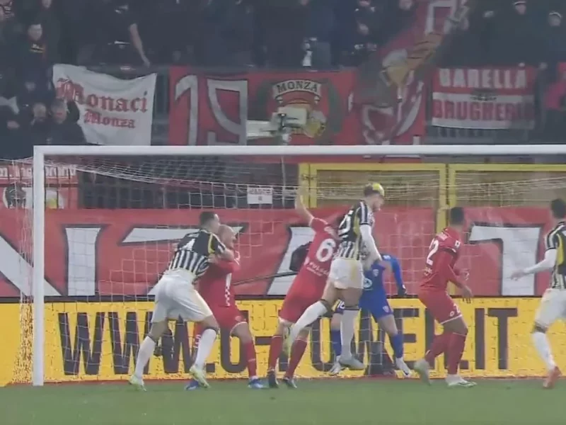 Адриен Рабьо забивает гол в ворота Монцы / Скриншот с трансляции MEGOGO