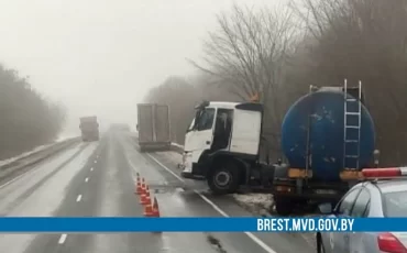 Водитель цистерны не справился с управлением на М-10 и съехал в кювет