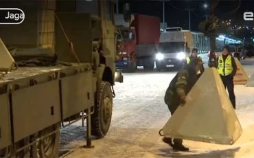 Эстония готовится к закрытию границы с Россией. Первые бетонные пирамиды на мосту в Нарве появились вечером 16 ноября. Скриншот видео ETV+