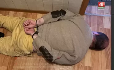 задержание Алексея Батюкова было жестким. В его квартиру ворвалась группа омоновцев. Алексея положили на пол, а потом показали только его фото. Фото: скрин с видео «Беларусь 4 Могилев»