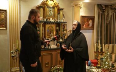 Игуменья Гавриила в программе Григория Азаренка на СТВ 7 января 2024 года. Скриншот видео СТВ