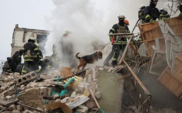 Спасатели разбирают завалы и ищут выживших на месте жилого дома, пострадавшего в результате российского ракетного удара. Харьков, Украина, 23 января 2024 года. Фото: Reuters