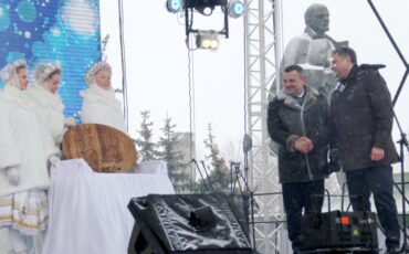 Председатель Пинского горисполкома Валерий Ребковец и председатель облисполкома Юрий Шулейко во время торжественного открытия. Между ними 