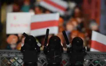 Силовики продолжают охотиться на бело-красно-белую символику. Фото Euroradio