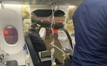 Самолет Boeing 737 Max 9 с отвалившейся в полете обшивкой. Фото: twitter.com/Kyrinker Читать полностью: https://news.zerkalo.io/world/58029.html?c