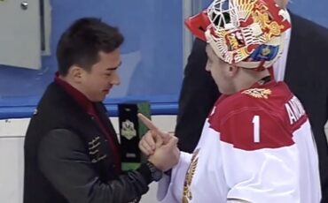 Дмитрий Басков пытается вручить приз российскому хоккеисту. Скриншот видео.