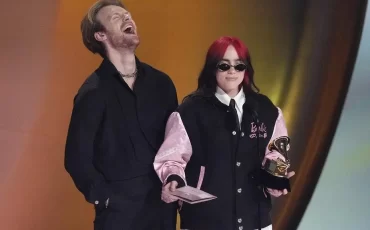 Билли Айлиш и ее брат композитор Финнеас О'Коннелл. Фото: Chris Pizzello / AP