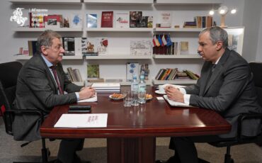 Игорь Кизим и Павел Латушко во время переговоров. Фото: ОПК