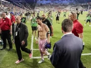 Охранник Месси следует за футболистом. Фото Joshua A. Bickel / AP