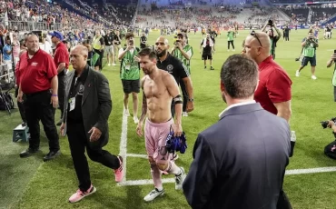 Охранник Месси следует за футболистом. Фото Joshua A. Bickel / AP