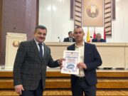 Момент награждения. Фото: ТГ Пинского горисполкома