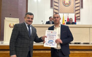 Момент награждения. Фото: ТГ Пинского горисполкома