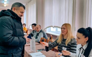 Досрочно проголосовал на своем участке в ГУО «Средняя школа №18 г.Пинска» председатель Птнского горисполкома Валерий Ребковец