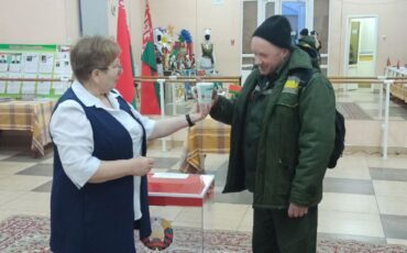 Первый голосующий на участке номер 8 г.Давид-Городка. Фото: Столинский райисполком