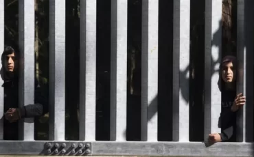 Мигранты около 5-метрового забора на польско-белорусской границе / agencjawyborcza.pl