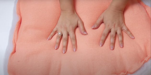 Как сшить лежанку для кошки своими руками: вырежьте синтепон для подошвы
