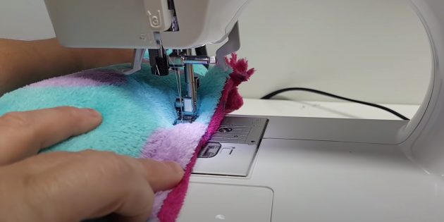 Лежанка для кота своими руками: прошейте ткань вдоль края