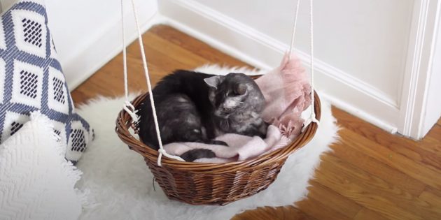 Как сделать лежанку-гамак для кота из корзины
