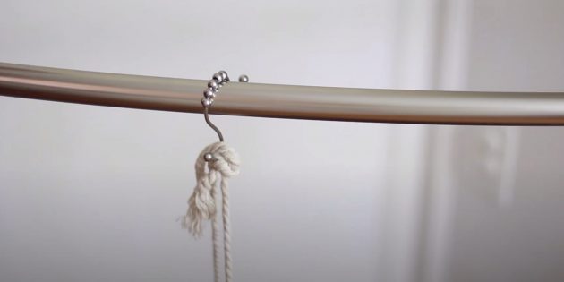 Как сделать лежанку для кота своими руками: подвесьте корзину за одну из сторон