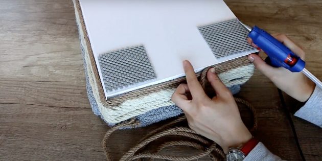 Как сделать лежанку для кошки своими руками: приклейте антискользящую ткань и украсьте лежанку